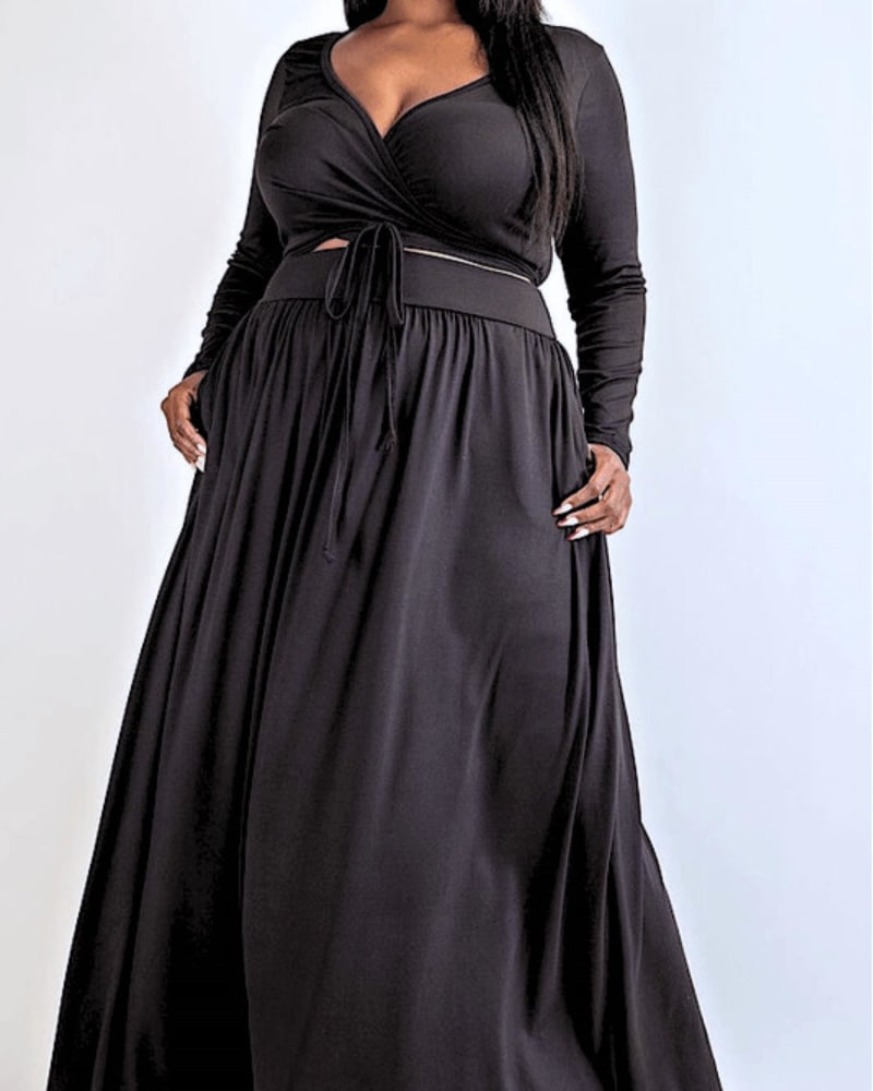 Front of a model wearing a size 1X Anuli Two Piece Maxi Skirt Set In Black in Black by The Curve. | dia_product_style_image_id:352042